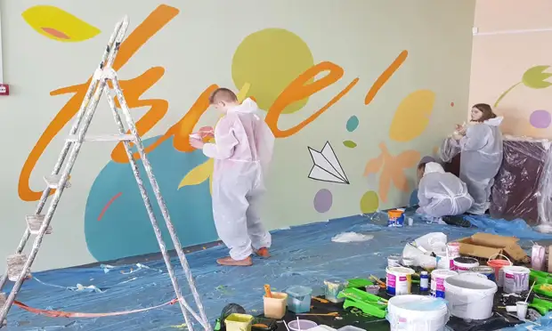 Северодвинские гимназисты раскрасили лестницу и туалеты в своей школе. И их за этого не наказали, а похвалили