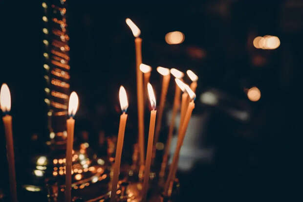 Долго стоит за спиной: как распознать колдуна в церкви и защититься от него