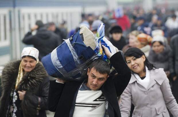 Когда то, на одном из своих уличных митингов, Владимир Вольфович Жириновский сказал сакраментальную фразу, повторенную позже сотни раз: "А кому не нравится - чемодан, вокзал ...-2