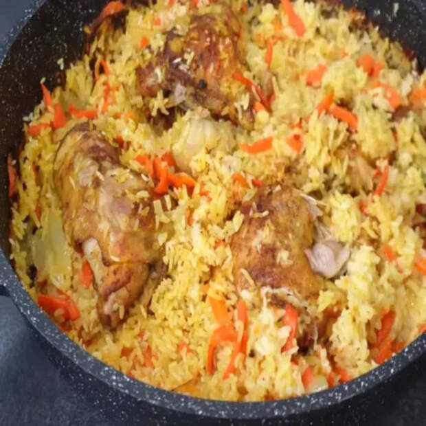 Ужин в одной форме: просто кладу курицу, а сверху засыпаю сухим рисом. Просто, сочно и без грязной посуды