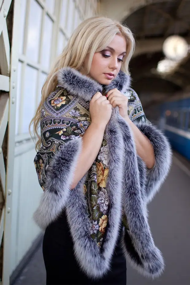Как стильно носить платок зимой: 12 моделей, которые удачно впишутся в любой гардероб