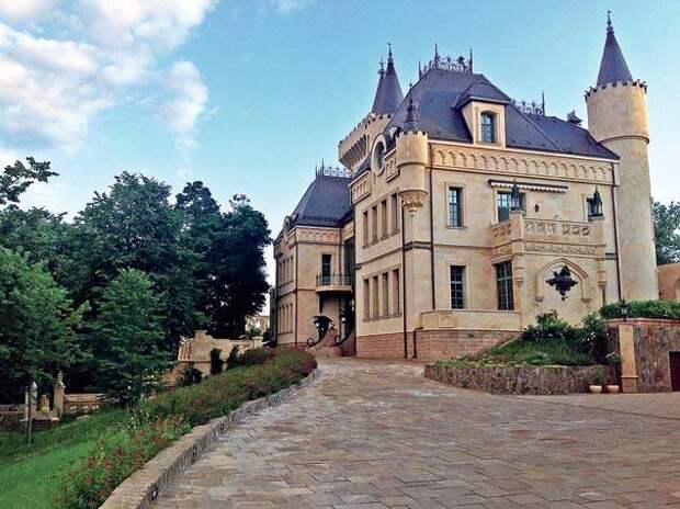 Алла Пугачёва и Максим Галкин показали свой замок в посёлке Грязи Одинцовский район под Москвой