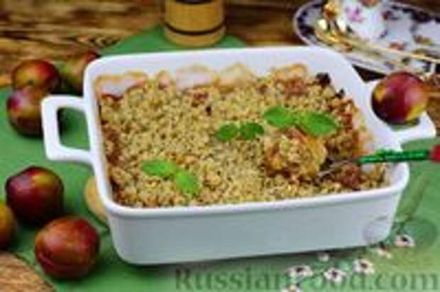 Фото к рецепту: Сливовый крамбл с орехами, корицей и овсянкой