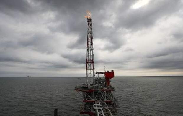 A gas torch is seen at the Filanovskogo oil platform operated by Lukoil company in Caspian Sea, Russia October 16, 2018. Picture taken October 16, 2018. REUTERS/Maxim Shemetov