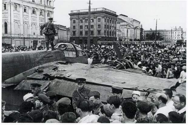 3107 Сбитый фашистский самолёт на площади Свердлова.jpg