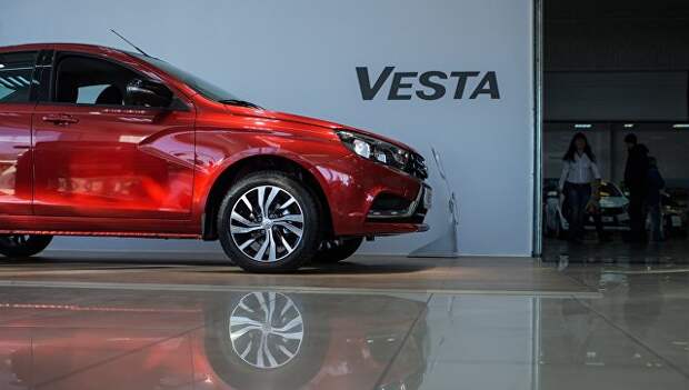 Автомобиль Lada Vesta в автосалоне