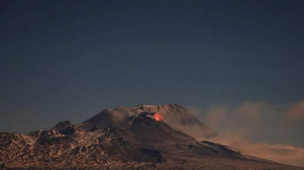 Вулкан Шивелуч на Камчатке выбросил столб пепла на высоту более 10 километров