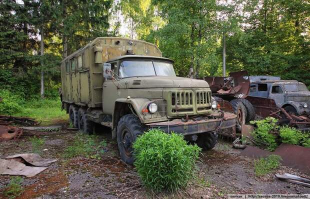 Армейский грузовик ЗИЛ-131. Постоянно встречается на действующих и заброшенных войсковых частях. СССР, авто, лагерь, ретро, ретро авто