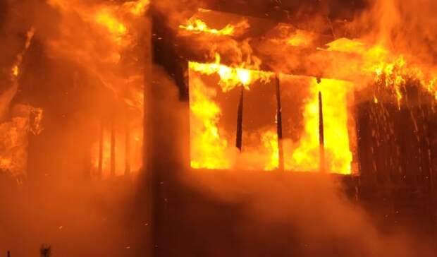 Появилось видео с места серьёзного пожара в жилом доме на севере Карелии
