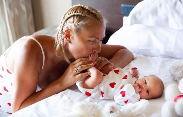 Наталья Рагозина показала новые фото новорожденной дочери