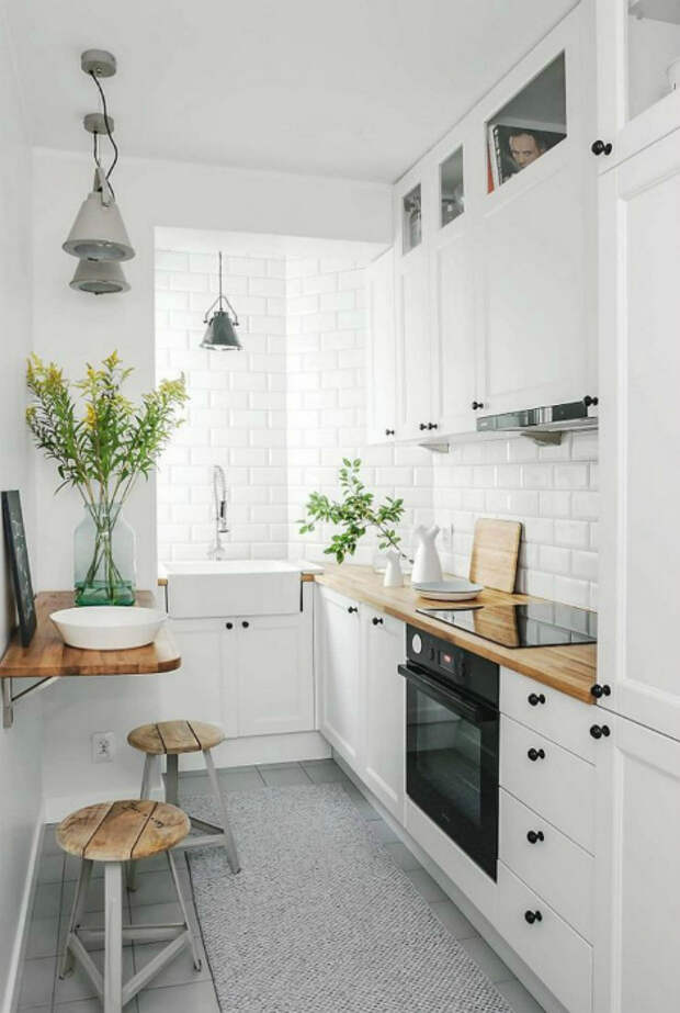 Белая кухня с деревянными деталями.