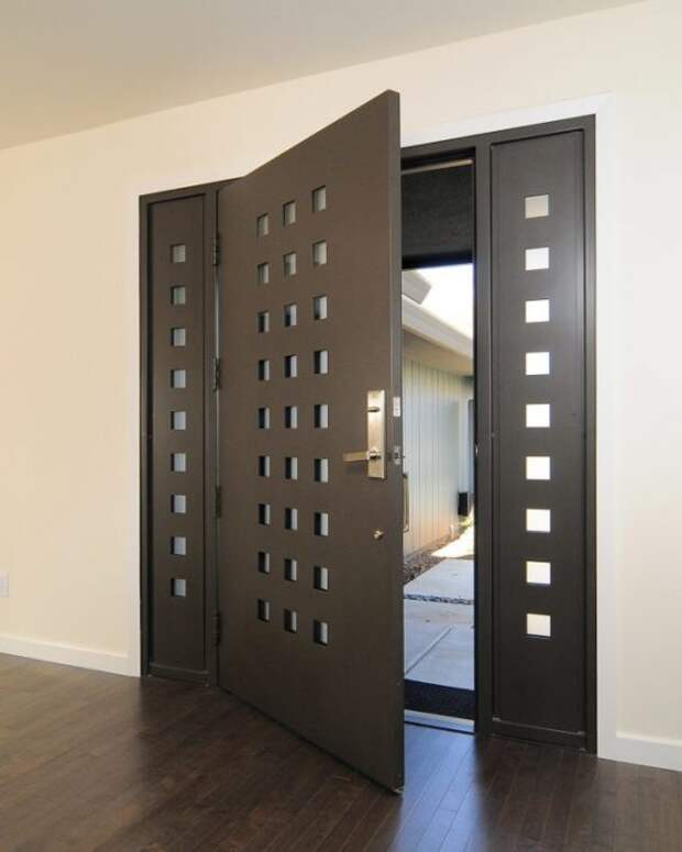 Классическая металлическая входная дверь имеющая индивидуальный дизайн. 