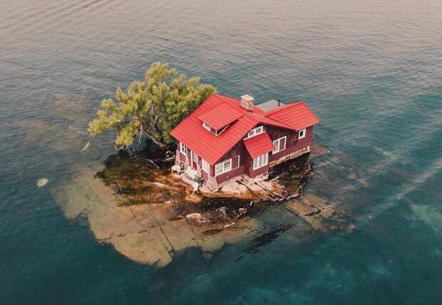 Вот как выглядит самый маленький остров в мире. Хотели бы здесь спрятаться от мира?