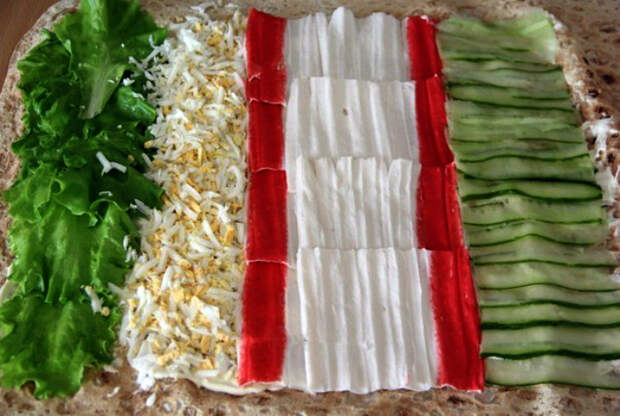 Рулет с крабовыми палочками. Рулет с крабовыми палочками.