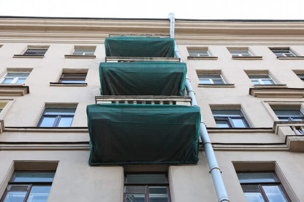 200 аварийных балконов выявлено в центре Петербурга