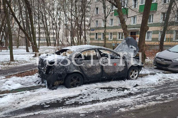 В Москве неизвестный разговаривал с пустотой рядом с горящей машиной