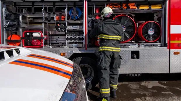 Для тушения пожара на складе в Москве применяется авиация