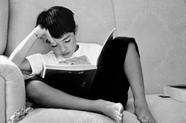 Ребенок и книга. Фото: pixabay.com