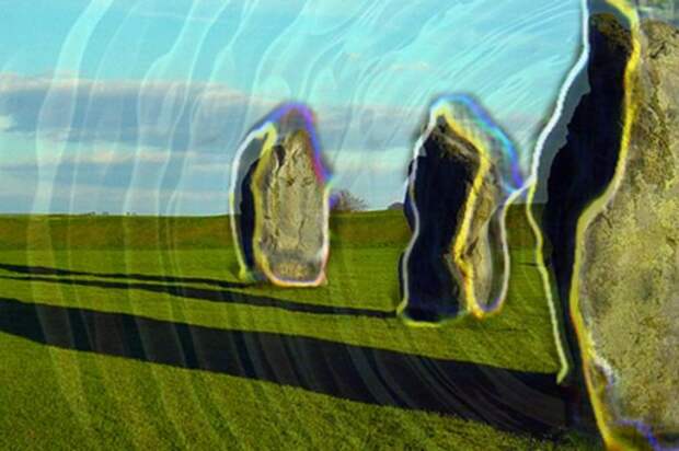 Вертикально установленные камни в Эйвбери, графство Уилтшир, Англия