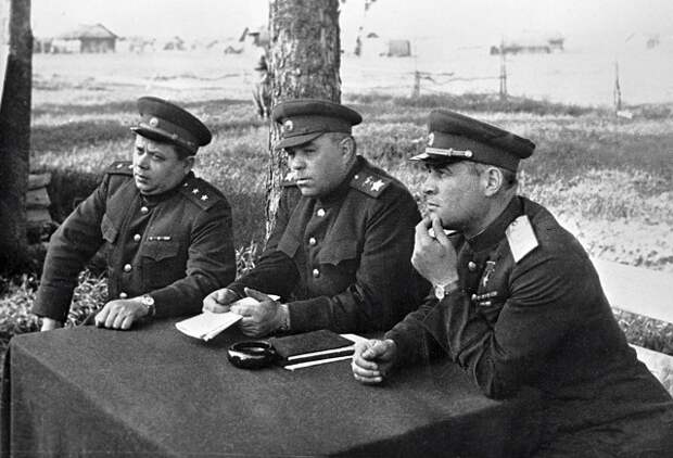 Член Военного совета 3-го Белорусского фронта генерал-лейтенант Василий Емельянович Макаров, Маршал Советского Союза Александр Михайлович Василевский, командующий фронтом генерал армии Иван Данилович Черняховский (слева направо) принимают капитуляцию немецкого генерала. Витебск, 28 июня 1944 года.
