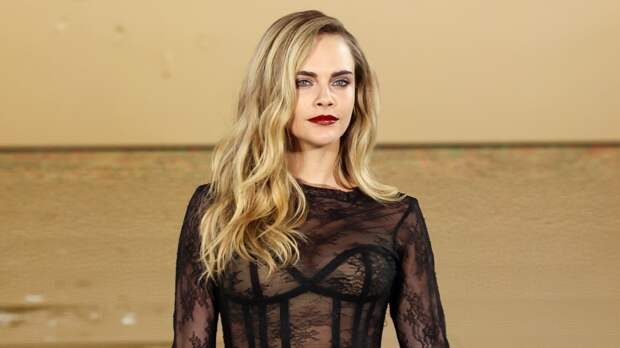 Кара Делевинь в прозрачном наряде попала в объектив папарацци