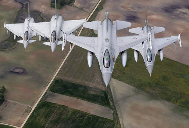 Самолеты НАТО в небе над Литвой