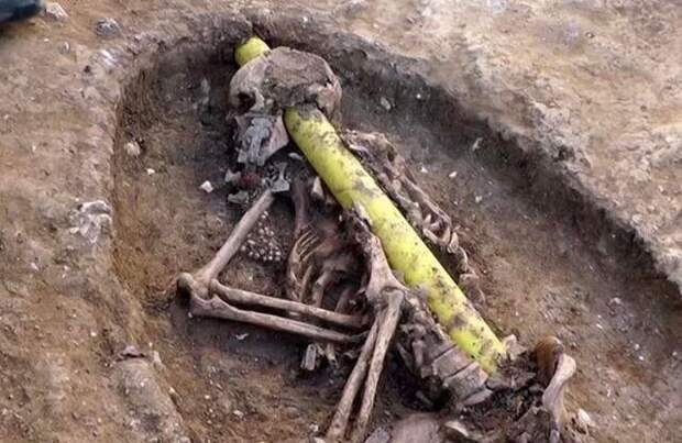 Линию электропередачи проложили через скелет англосаксонской женщины, похороненной на ранее неизвестном кладбище VI века Линию электропередачи проложили через скелет англосаксонской женщины, похороненной на ранее неизвестном кладбище VI века