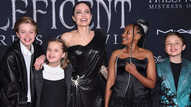 Дочь актера Брэда Питта выразила несогласие с отказом сестры от фамилии
