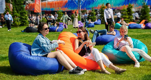 Гости и участники «ЭнергоТехноФеста» в зоне отдыха