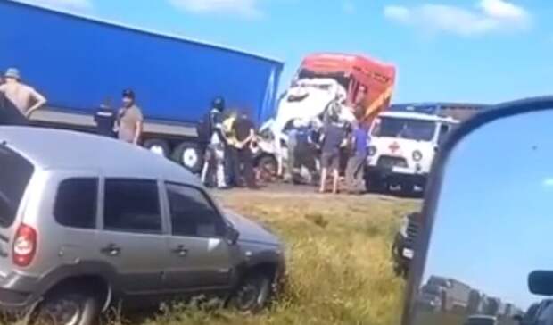 В Ульяновской области произошло смертельное ДТП с микроавтобусом и фурами (ВИДЕО)