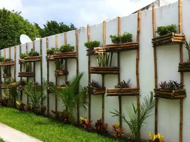 Даже самый старенький и невзрачный забор можно вернуть к жизни, освежив его цветами или же каким-нибудь симпатичным рисунком. Даже самый старенький и невзрачный забор можно вернуть к жизни, освежив его цветами или же каким-нибудь симпатичным рисунком.