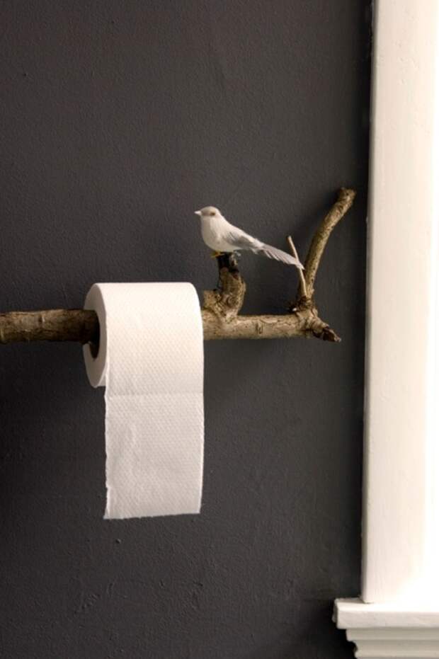 Держатель для рулона туалетной бумаги в виде птички, сидящей на ветке, смотрится очень нежно и мило.