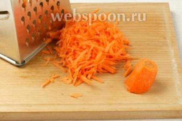 Морковку очистить и потереть на крупной тёрке.