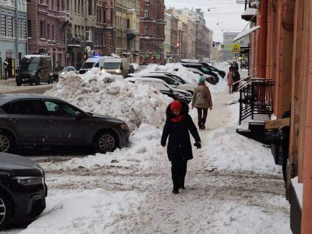 Петербург не справился с еще одной метелью: город застрял в пробках