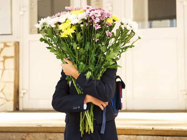 Не подставьте учителя: сколько можно дарить на 8 Марта