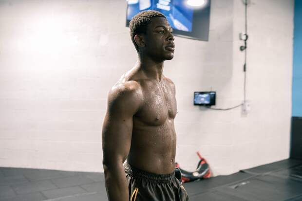 Боец UFC потерял сознание на взвешивании