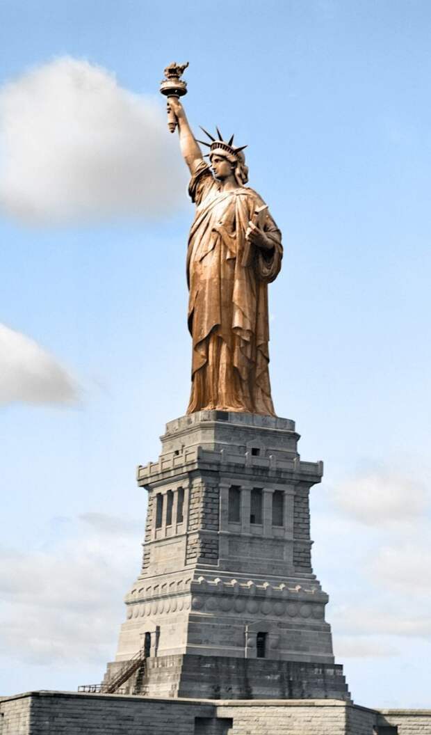 3. Это не какая-то там подделка, а та самая Статуя Свободы в Нью-Йорке до того, как медь, из которой она сделана, не позеленела в мире, познавательно, удивительно, фото, фотомир