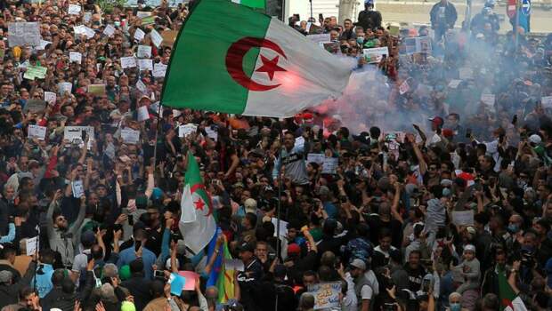 Реванш исламистов: радикалы захватывают мирный протест в Алжире