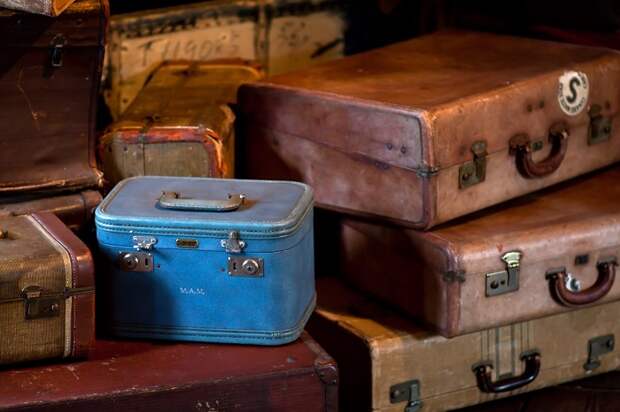 Классические советские чемоданы, сумки и дипломаты.