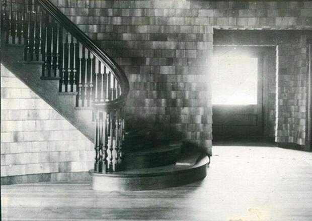 Так выглядела лестница на второй этаж более ста лет назад (Clingstone House, залив Наррагансетт). | Фото: bigpicture.ru.