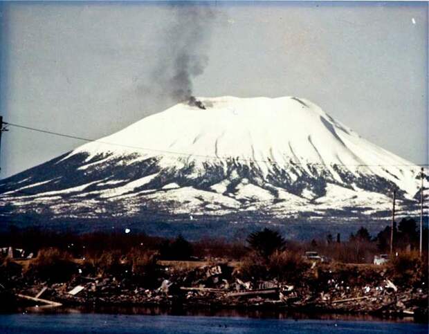 Три года парень таскал покрышки на вулкан, чтобы разыграть целый город на 1 апреля 1974 г. Фальшивое извержение вулкана Эджко́м (англ. Edgecumbe)  Первоапрельская шутка удалась: город в панике, вулкан - извергается! Не зря Оливер три года таскал покрышки на потухший вулкан. Однако после фальшивого извержения произошло настоящее, но уже никто не поверил - "опять розыгрыш!" - подумали люди