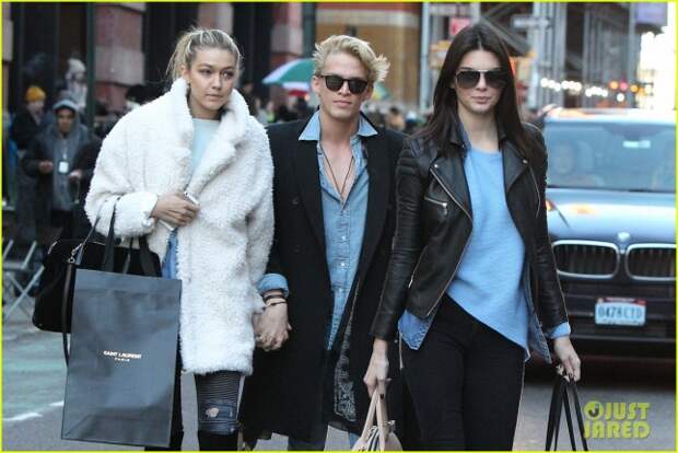 kendall-jenner-goes-shoping-in-soho-with-gigi-hadid-cody-simpson-18