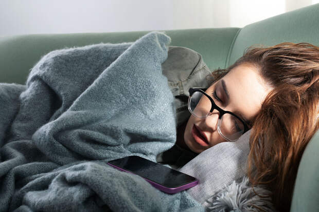 Врач Магомедова: сериалы и соцсети осложняют засыпание и фрагментируют сон