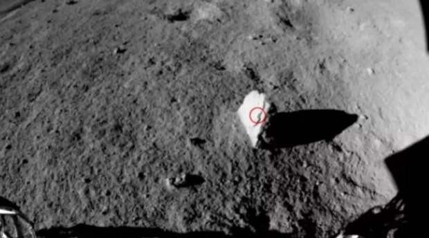 Китайский луноход обнаружил необычный камень на обратной стороне Луны