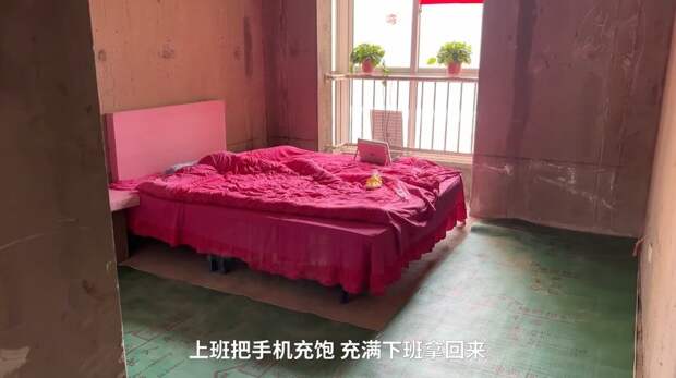 Недавно в сети завирусились ролики, в которых молодые китайцы живут в туристических палатках посреди не достроенных квартир.-3