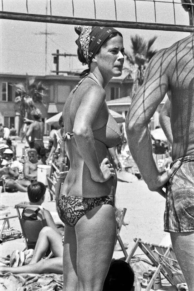 50 лет назад: один день на калифорнийском пляже жизнь в сша, на пляже, пляжные снимки, пляжные фото, старые фотографии, фотограф, фоторепортаж, черно-белая фотография