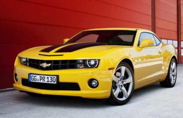 Притягивающий к себе взгляды Chevrolet Camaro.