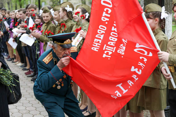 Почему Красное Знамя для меня также священно как и российский Триколор