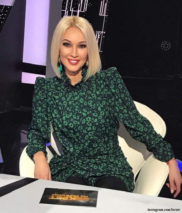 Дочь Леры Кудрявцевой растянулась в шпагате перед Дедом Морозом