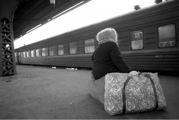 В ожидании электрички на Витебском вокзале. Санкт-Петербург, 1995 год.